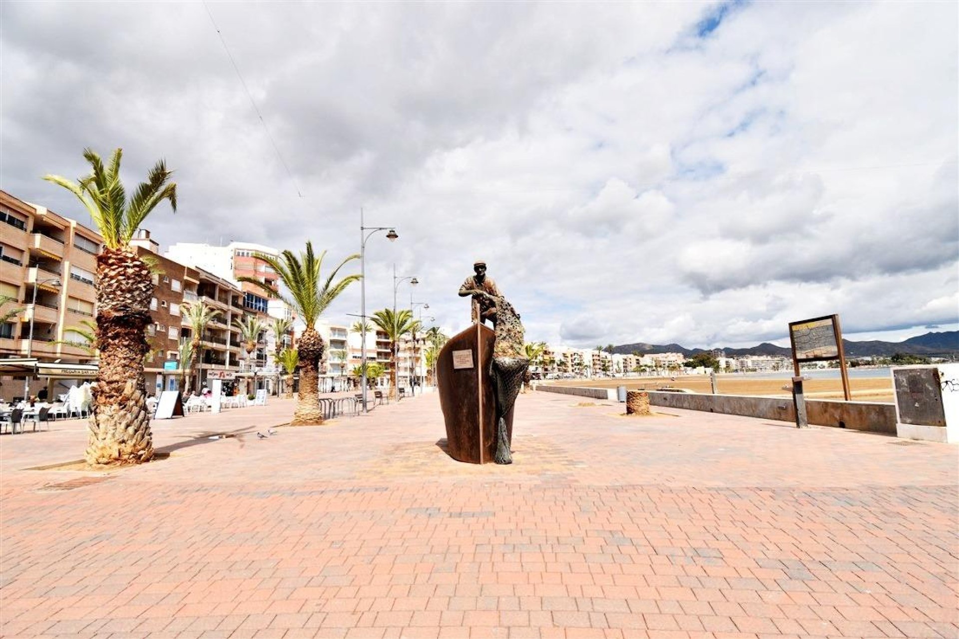 Nowy budynek - Daszek -
Puerto de Mazarron - Playa del Puerto