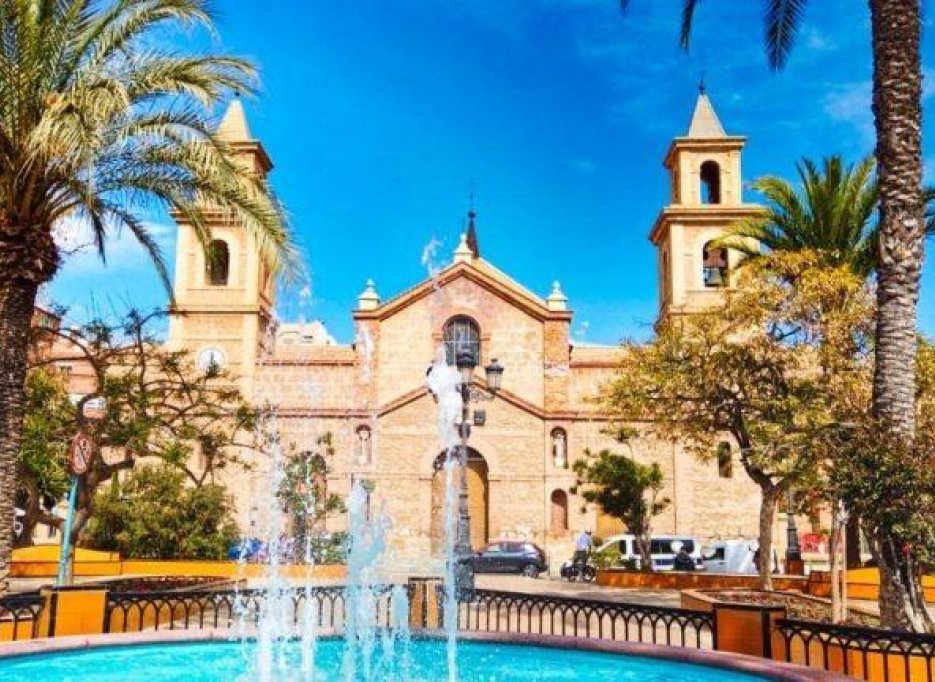 Nowy budynek - Daszek -
Torrevieja - Playa de los Locos