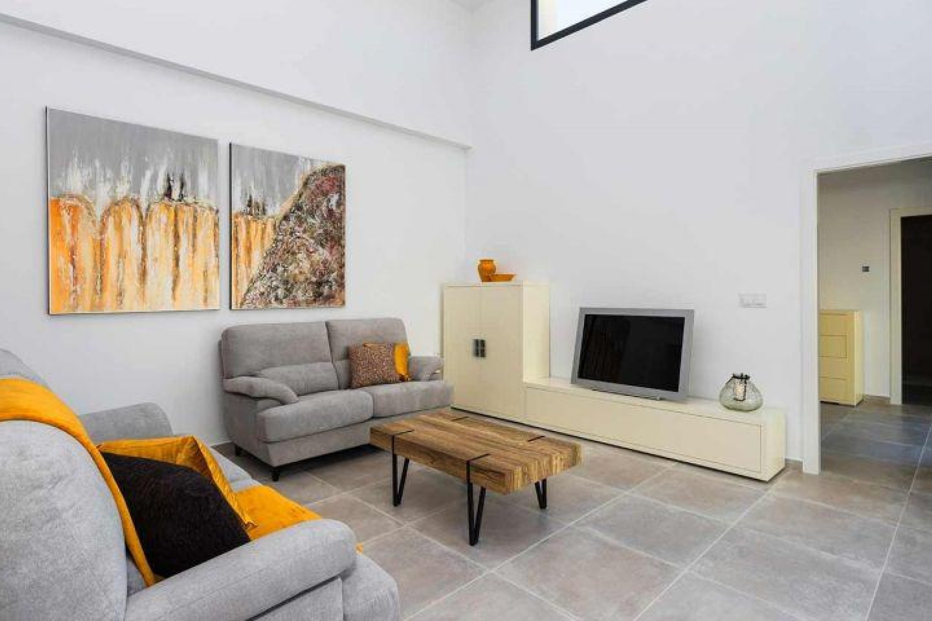 Nowy budynek - Quad House -
Daya Nueva - Centro