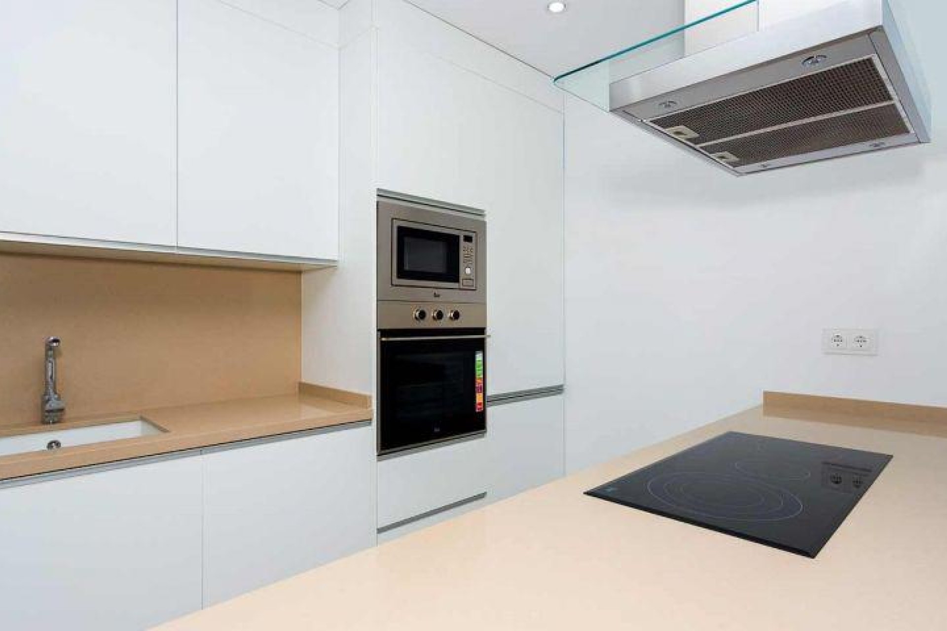 Nowy budynek - Quad House -
Daya Nueva - Centro