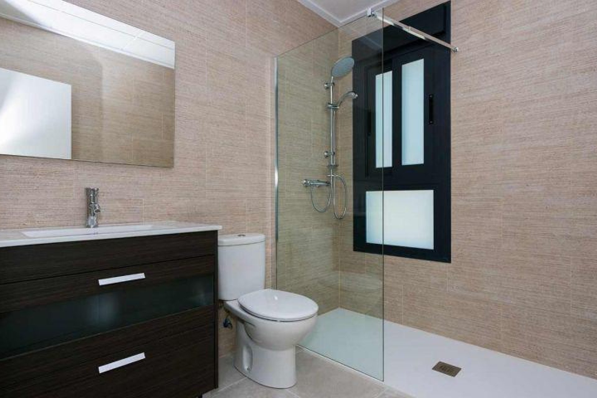 Nowy budynek - Quad House -
Daya Nueva - Centro