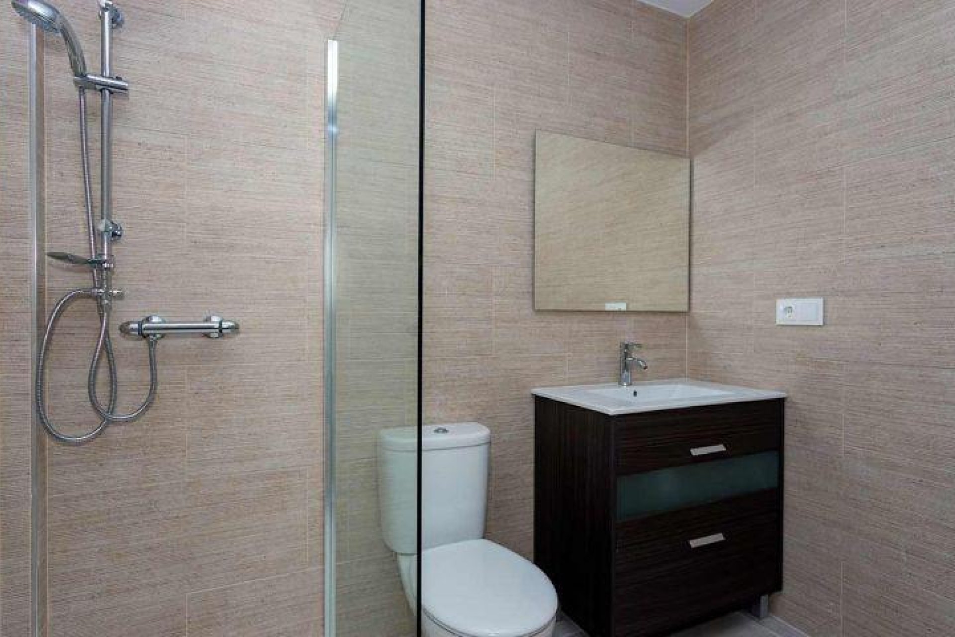 Nowy budynek - Quad House -
Daya Nueva - Centro