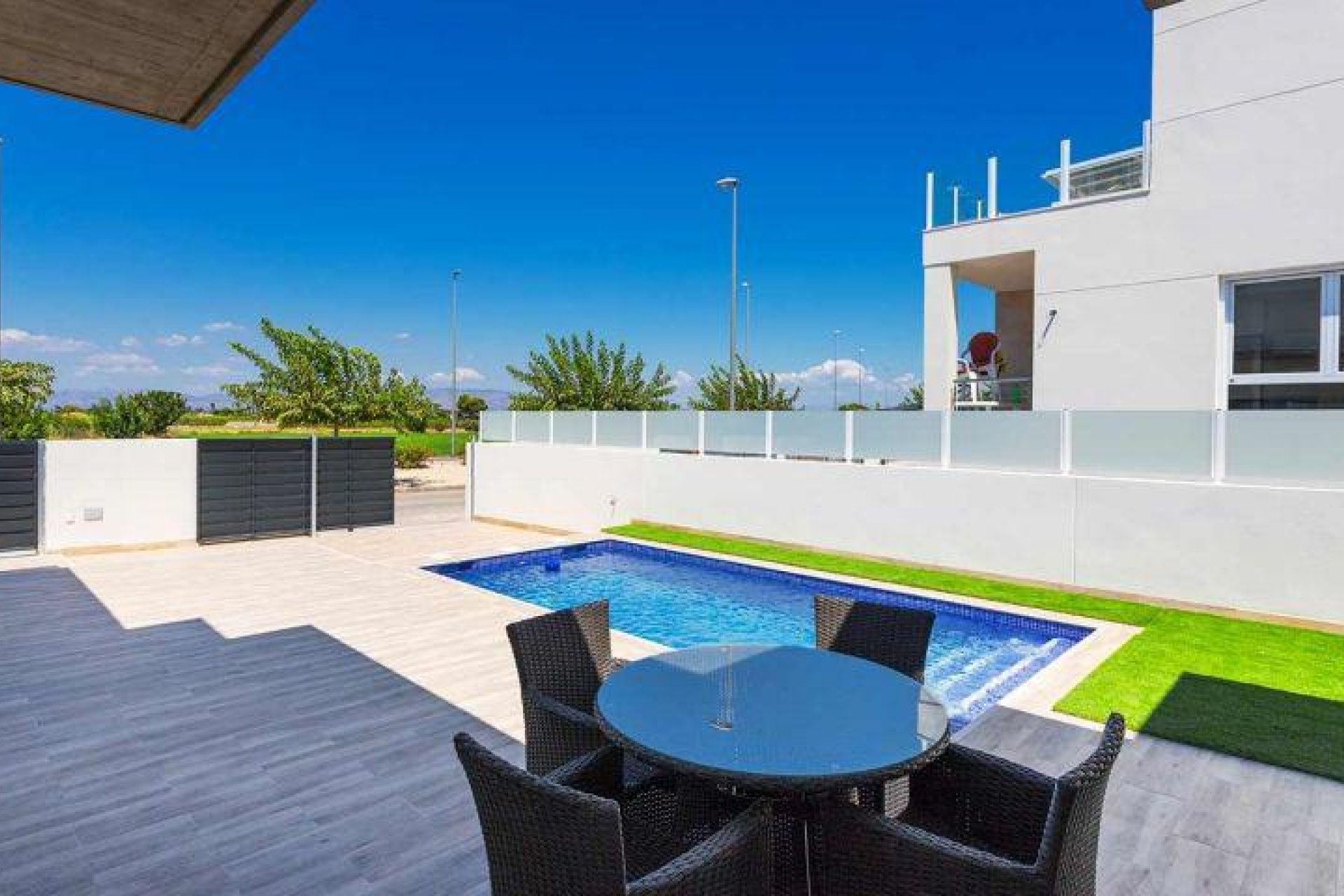 Nowy budynek - Quad House -
Daya Nueva - Centro