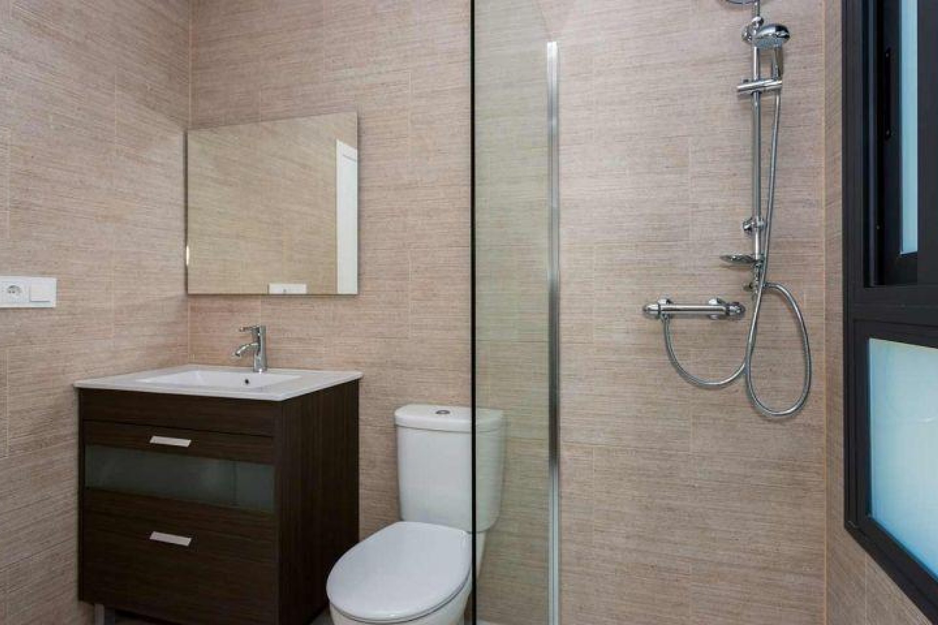 Nowy budynek - Quad House -
Daya Nueva - Centro