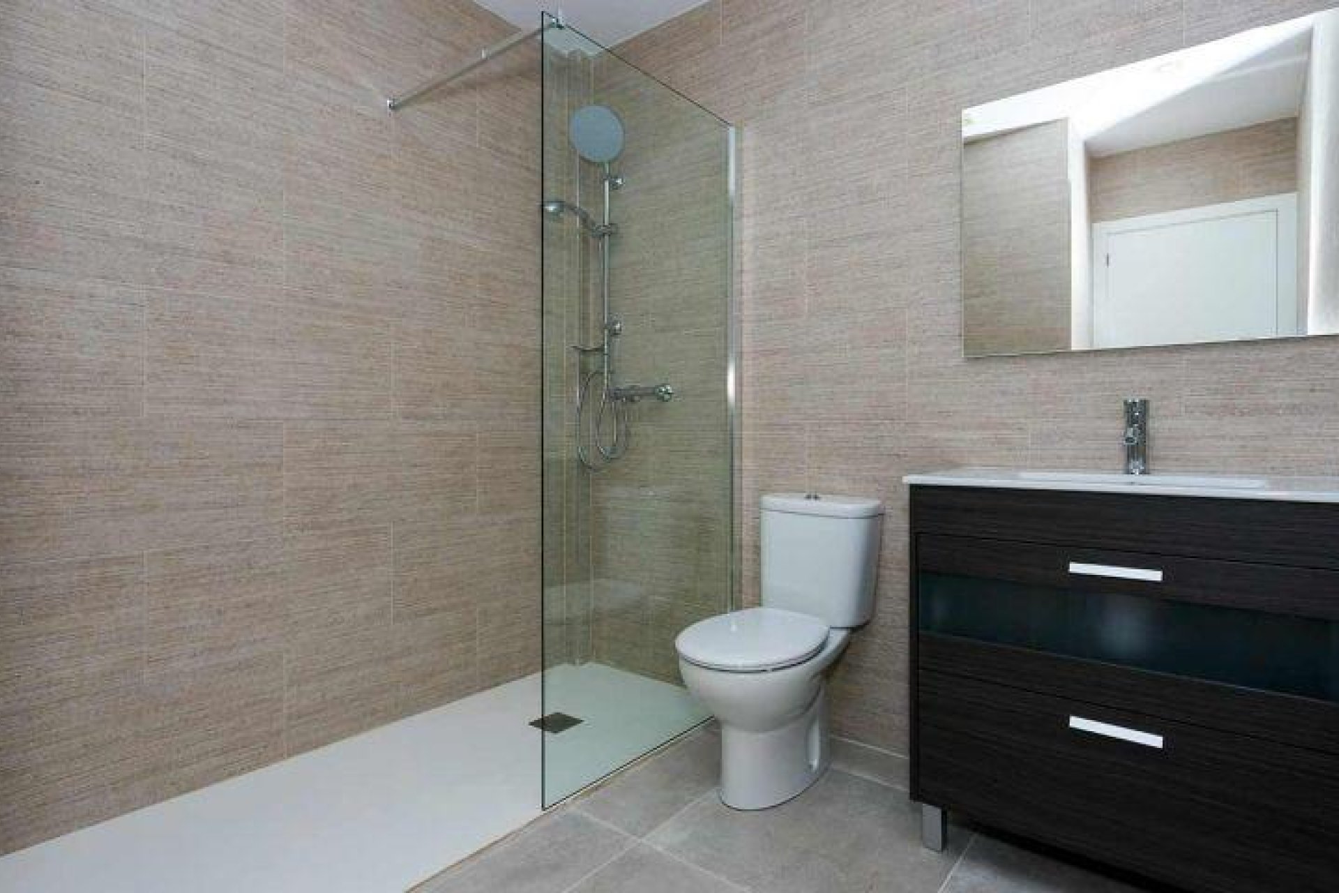 Nowy budynek - Quad House -
Daya Nueva - Centro