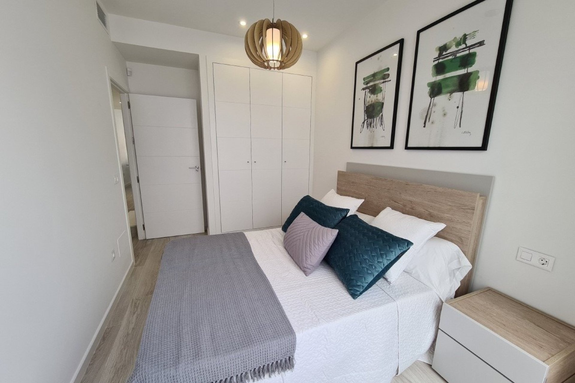 Nowy budynek - Town House -
Avileses