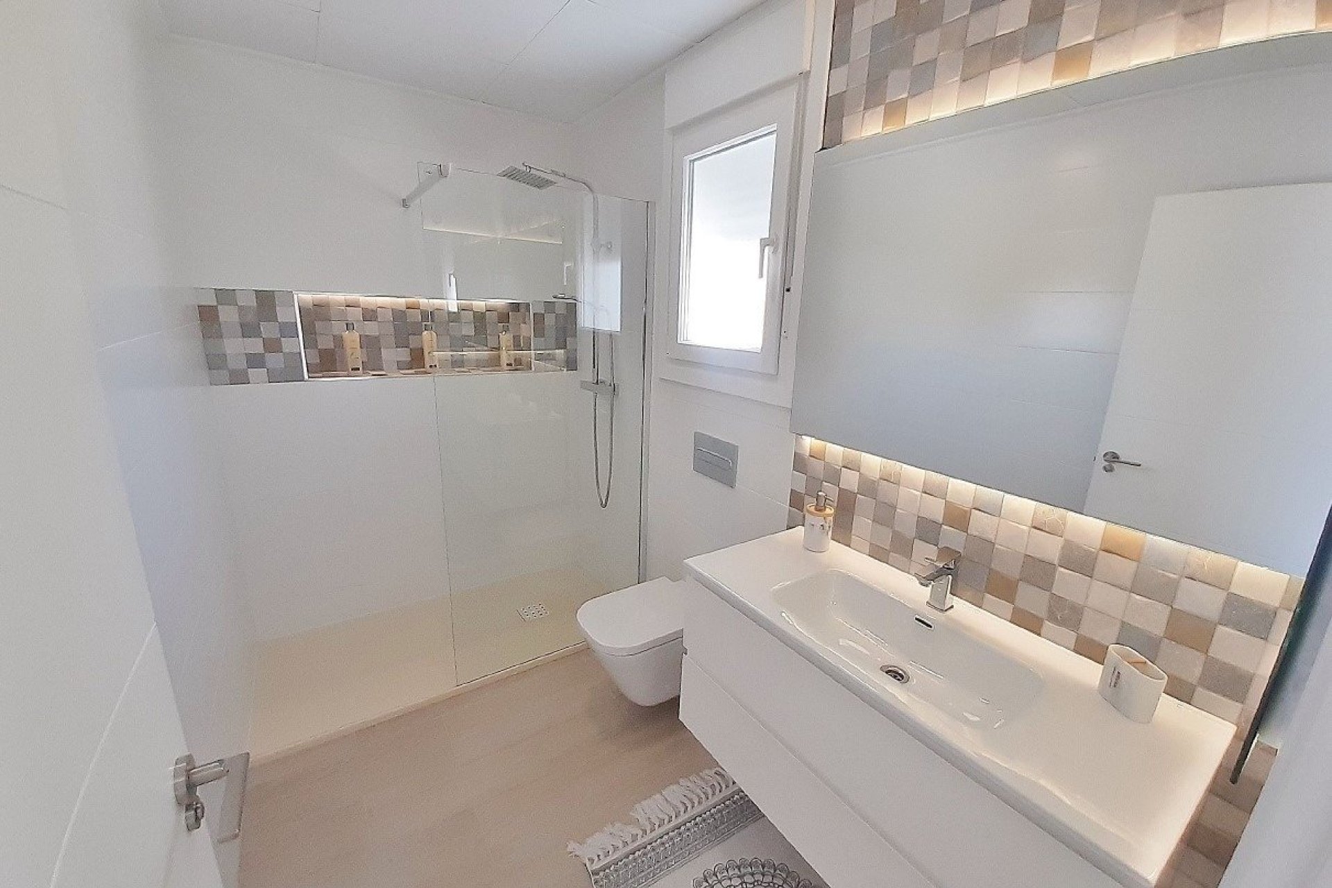 Nowy budynek - Town House -
Avileses