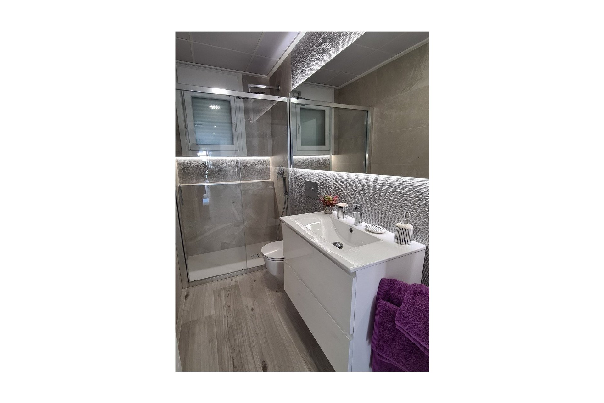 Nowy budynek - Town House -
Avileses