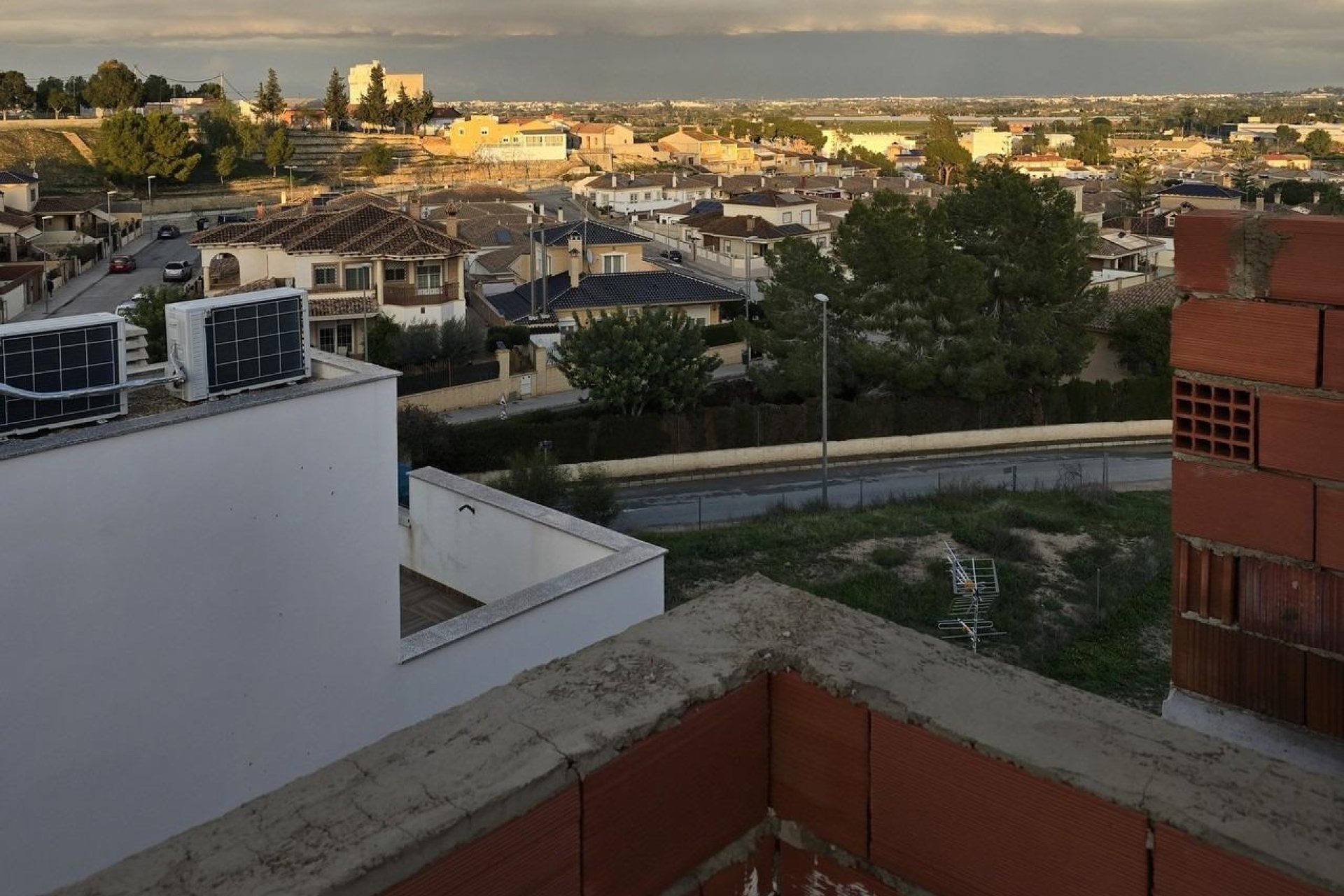 Nowy budynek - Town House -
Bigastro - pueblo