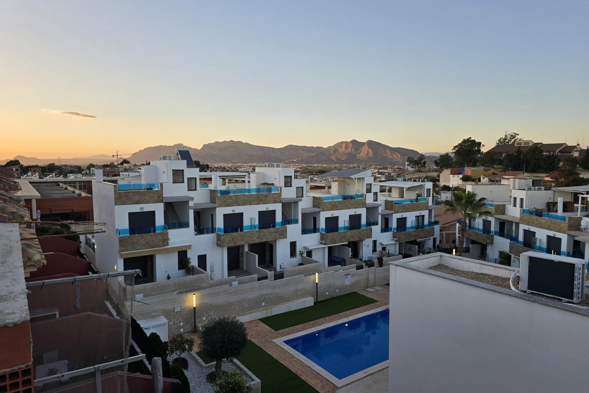 Nowy budynek - Town House -
Bigastro - pueblo